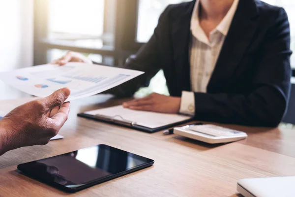 Zwei Geschäftsleute bei der Arbeit, Geschäftsmannschaft arbeitet mit neuem Start-up — Stockfoto