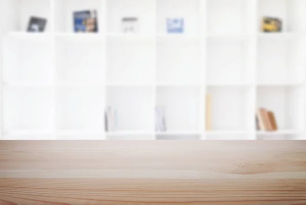 Mesa de madera vacía y fondo borroso de abstracto delante de m — Foto de Stock