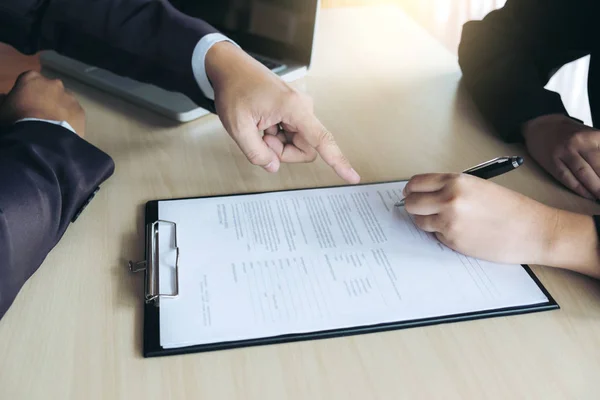 Primer plano de la mujer solicitante de escritura en forma de curriculum vitae, persona comple —  Fotos de Stock