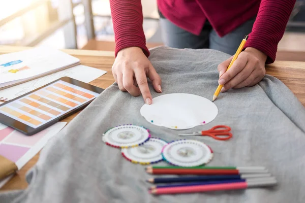 Diseñador de moda profesional de trabajo de dibujo bocetos projec — Foto de Stock