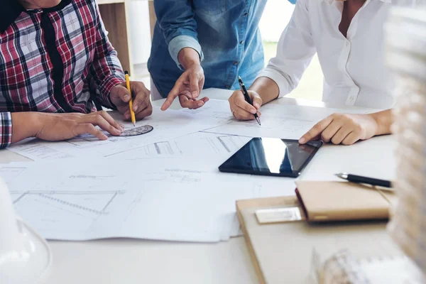 Arquitecto trabajando en el plano, reunión de ingenieros trabajando con pa — Foto de Stock