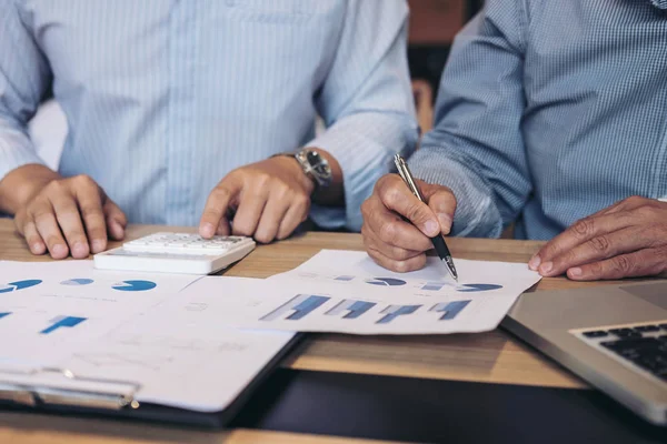 Equipo de negocios dos colegas ejecutivos discutiendo y análisis w — Foto de Stock