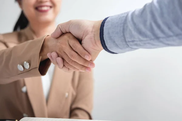 Dos empresarios se dan la mano durante una reunión para firmar un acuerdo — Foto de Stock