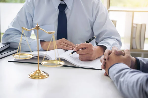 Judge gavel with scales of justice, Business people and male law — Stock Photo, Image