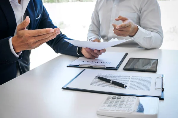 Agente uomo presentazione e consulenza auto assicurazione dettaglio a cu — Foto Stock