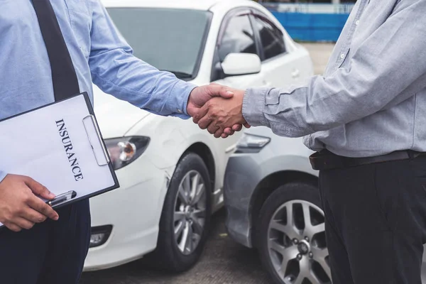 Verzekeringen Agent en klant schudden handen, verkeersongeval en — Stockfoto