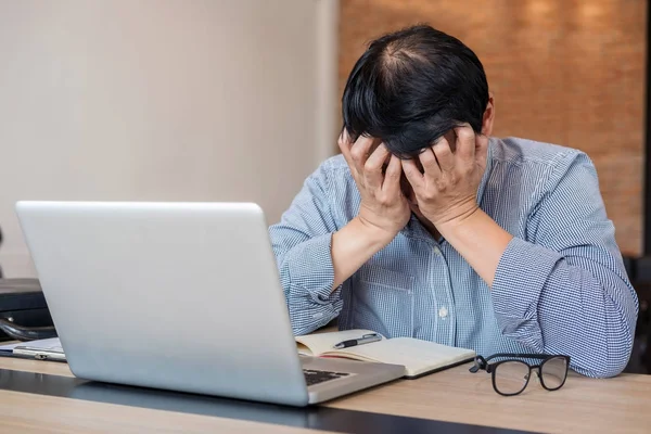 Imagen de hombre de negocios frustrado estresado y gráfico ingenio de negocios — Foto de Stock