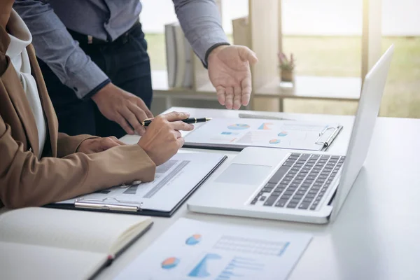 Selbstbewusster Geschäftsleiter, Besprechung des Geschäftsteams in o — Stockfoto