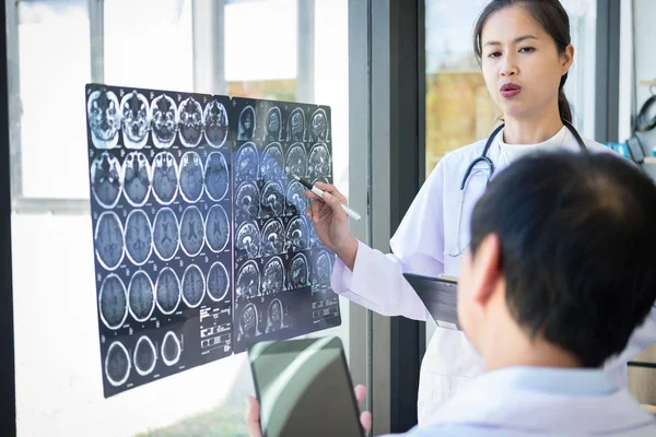 Profesor Doctor discutiendo y consultando método con el paciente t — Foto de Stock