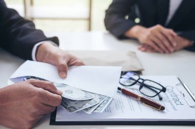 Rüşvet ve yolsuzluk kavramı, rüşvet dolarlık banknot şeklinde