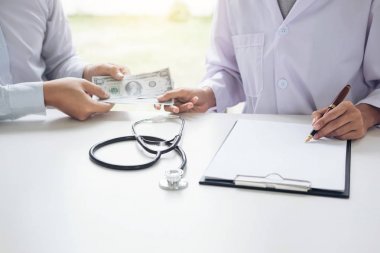 Doktor bozulması para dolar iş adamı formundan alınan.