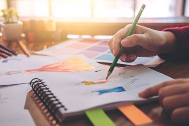 Profesyonel moda çalışma ve sk çizim Tasarımcısı kapatın