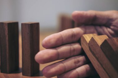 Risk ve strateji iş, iş adamı el Stop yakın