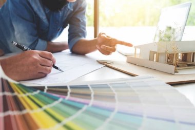 İki genç kadın iç tasarım veya p üzerinde çalışan grafik tasarımcı