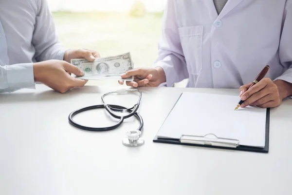 Doctor received corruption money from businessman form of dollar — Stock Photo, Image