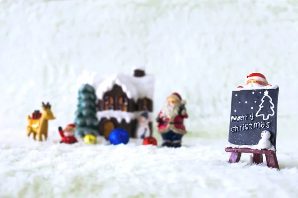 Décoration de Noël Vacances avec le Père Noël et bonhomme de neige sur sno — Photo