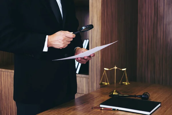 Männlicher Anwalt liest Vertragsvertrag und untersucht Doktorarbeit — Stockfoto