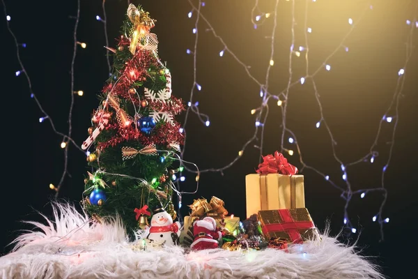 Χριστουγεννιάτικες διακοπές φόντο με στολισμένο χριστουγεννιάτικο δέντρο, sant — Φωτογραφία Αρχείου