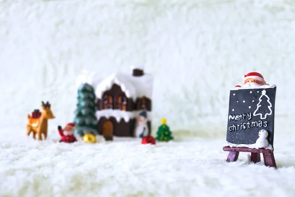 Décoration de Noël Vacances avec le Père Noël et bonhomme de neige sur sno — Photo