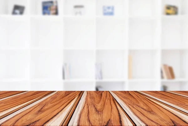 Mesa de madeira vazia e fundo borrão de abstrato na frente do m — Fotografia de Stock