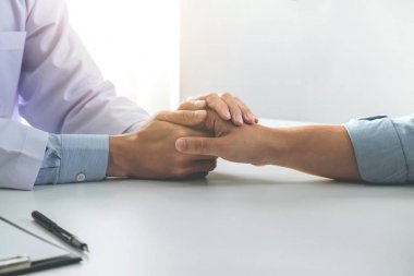 Hastanenin cesaretlendirilmesi ve empati kurulması, hastaya tezahürat ve destek olması, kötü haber, sağlık muayenesi, güven ve etik konularında doktor eli uzatma.