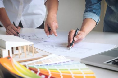 İki genç kadın iç tasarım veya p üzerinde çalışan grafik tasarımcı