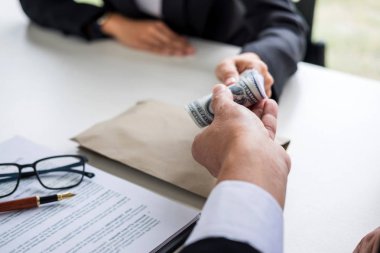 Rüşvet ve yolsuzluk kavramı, rüşvet dolarlık banknot şeklinde