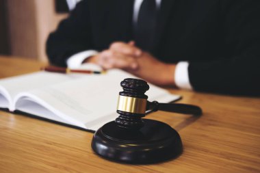 Tokmak ile Adalet avukatlar, işadamı takım elbise veya avukat yargıç. 