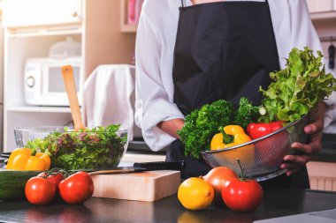 Genç mutluluk kadın pişirme sebze salatası mutfakta, H