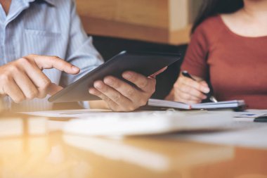 İş takım iki çift meslektaşları tartışıyor ve analiz w