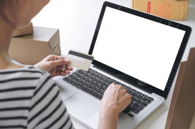 Kayıt ve ödemeleri online sho kadının ellerini kullanarak kredi kartı