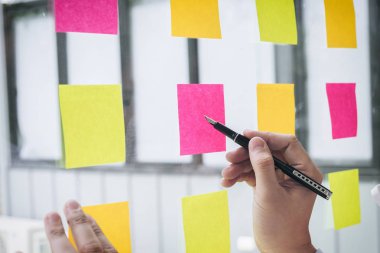 Genç yaratıcı profesyonel lider cam notlar sonrası kullanarak 