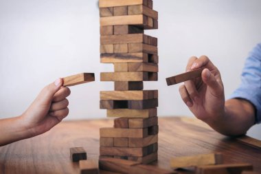 Görüntüleri el koyarak ve ahşap blok çekerek iş adamları 