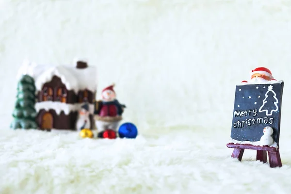 Vánoční dekorace dovolená s Santa Claus a sněhulák na sno — Stock fotografie