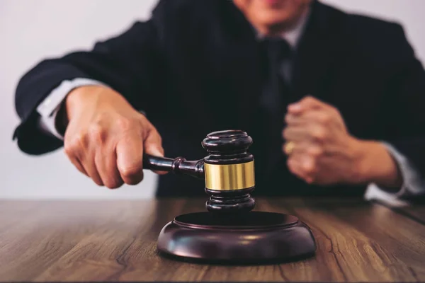 Male lawyer or judge hand's striking the gavel on sounding block — Stock Photo, Image