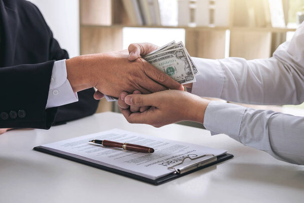 Концепция взяточничества и коррупции, взятка в виде долларовой купюры
