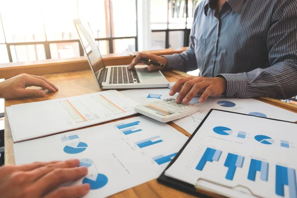 Reunión del equipo empresarial trabajando con el nuevo proyecto de startup, discutir si — Foto de Stock