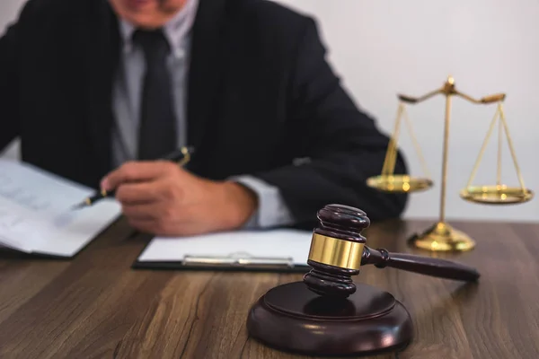 Gavel sobre mesa de madeira e Advogado ou Juiz trabalhando com acordo — Fotografia de Stock