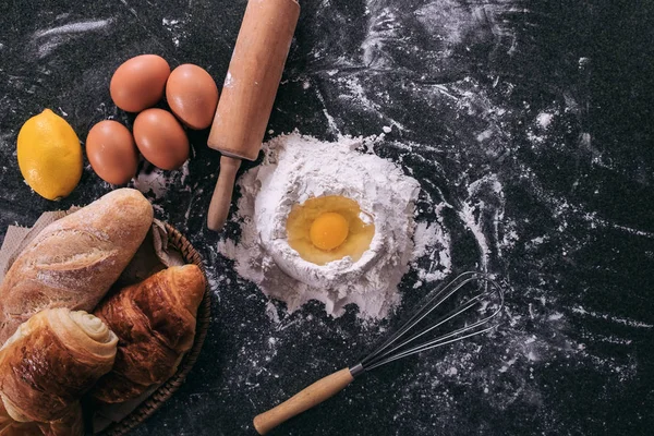 Roher Teig für Brot mit Zutaten auf schwarzem Hintergrund, oben vi — Stockfoto