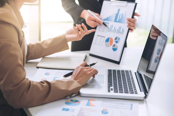 Reunión del equipo de negocios presente, inversores ejecutivos colegas dis — Foto de Stock