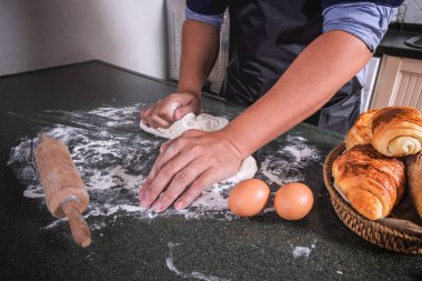 Ekmek siyah arka plan, erkek h malzemelerle çiğ hamur