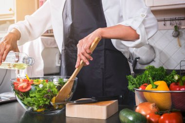 Genç mutluluk kadın pişirme sebze salatası mutfakta, H