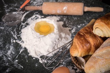 Çiğ hamur ekmek malzemelerin üzerine siyah arka plan, üst VI ile için