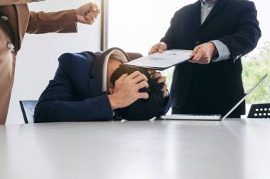 Takım içinde çalışma iş insanlar çakışması sorunu mücadele döner