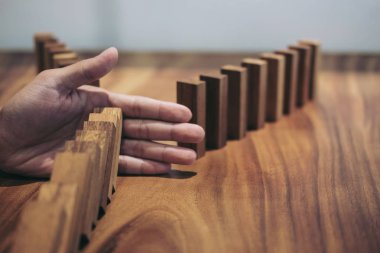 Risk ve strateji iş, iş adamı el Stop yakın