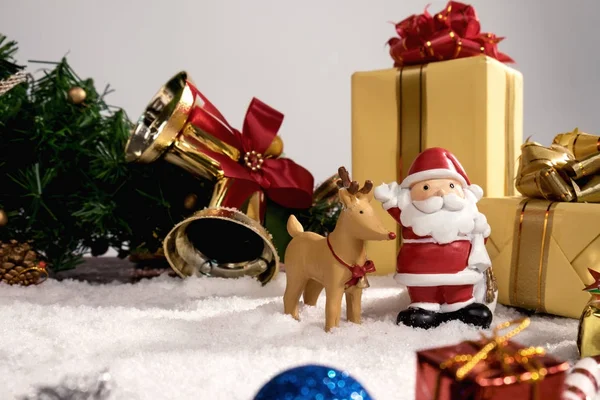 Addobbi natalizi Vacanze o Capodanno con Babbo Natale e sn — Foto Stock