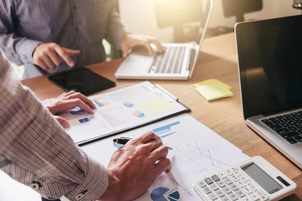 Teamwork-Prozess, Business-Team zwei Manager Kollegen diskutieren — Stockfoto