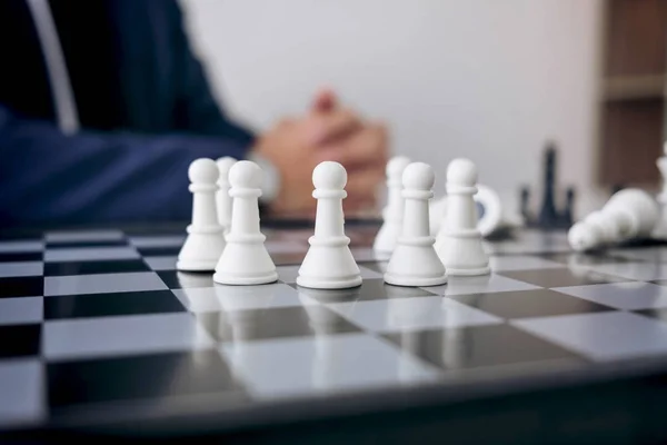 Confiante Chess liderança e conceito de sucesso, xadrez salvar o s — Fotografia de Stock
