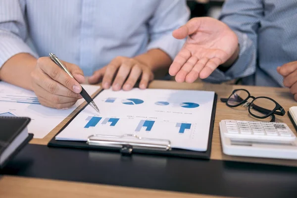 Equipo de negocios dos colegas ejecutivos discutiendo y análisis w — Foto de Stock