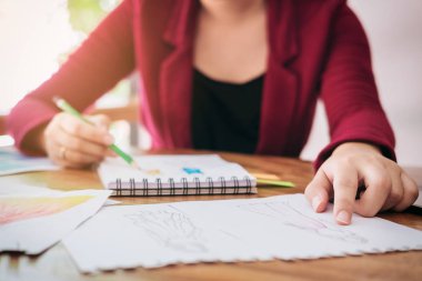 Profesyonel moda çalışma ve sk çizim Tasarımcısı kapatın